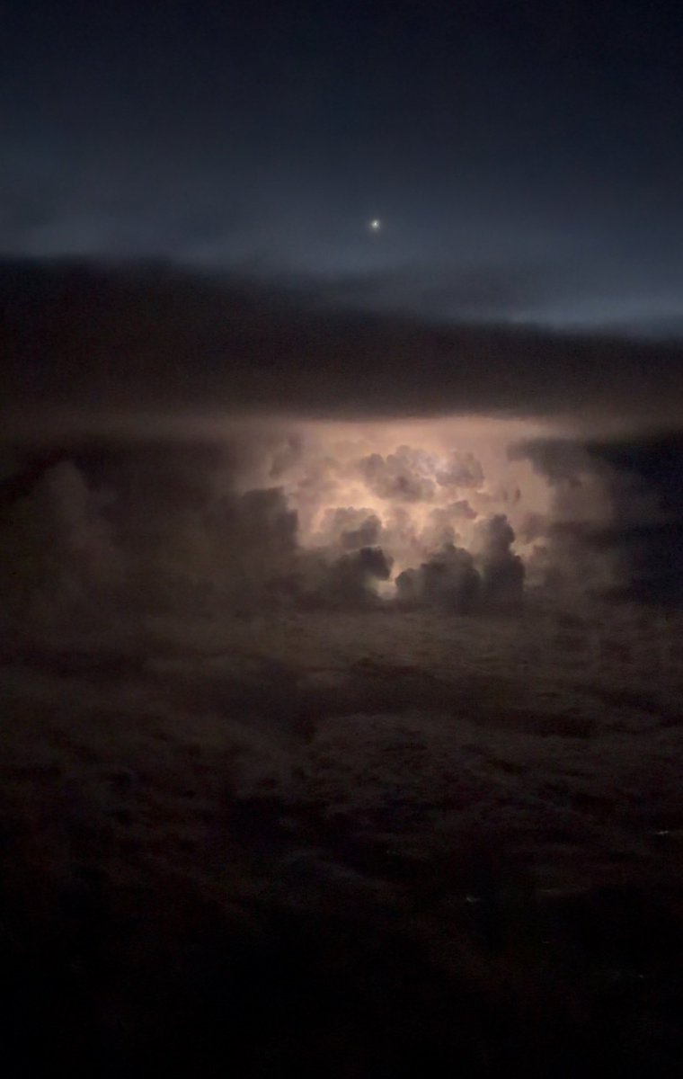 jumpjim's tweet image. Some pictures from our SYD-SIN flight yesterday with some of the beautiful terrain in central Australia. The lateral striations around Alice Springs were spread over hundreds of miles and I have no idea what they are or what formed them.

#avgeek #avgeeks #geography