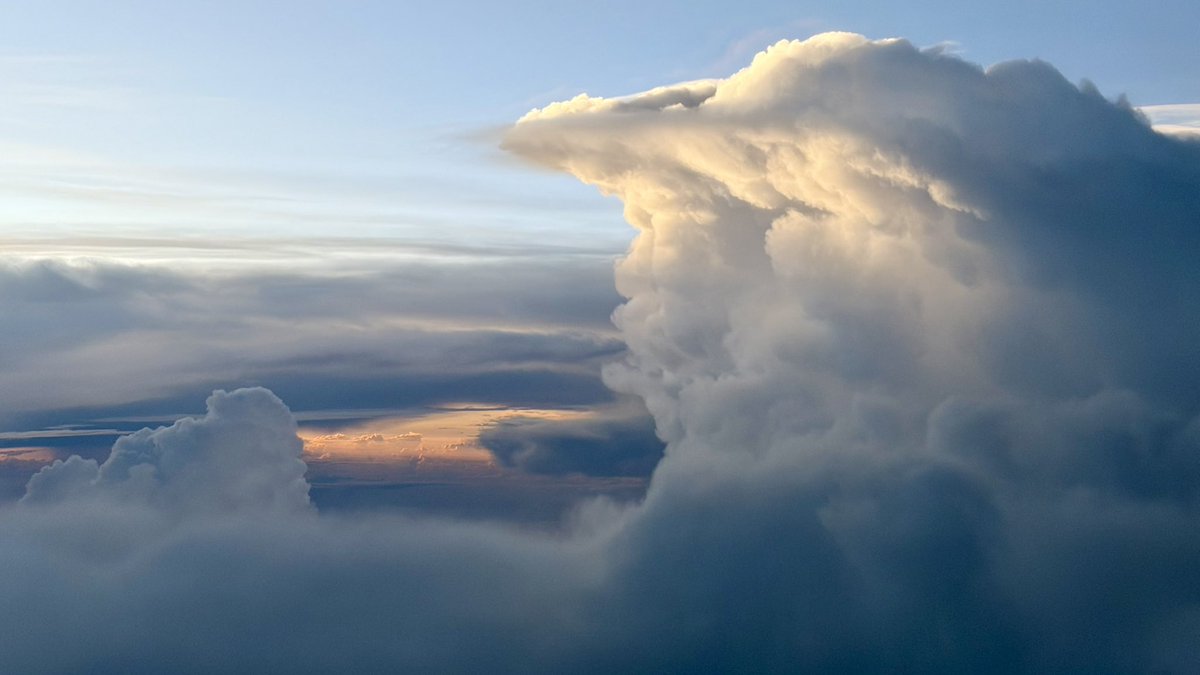 jumpjim's tweet image. Some pictures from our SYD-SIN flight yesterday with some of the beautiful terrain in central Australia. The lateral striations around Alice Springs were spread over hundreds of miles and I have no idea what they are or what formed them.

#avgeek #avgeeks #geography