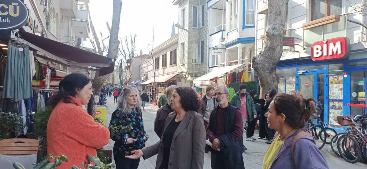 dempartistanbul's tweet photo. İl Eş Başkanımız Arife Çınar ve Adalar İlçe Yönetimimiz ile birlikte Adalar esnafını ziyaret ederek sorunlarını ve talepleri yerinde dinledik. https://t.co/tLvCzmedJE
