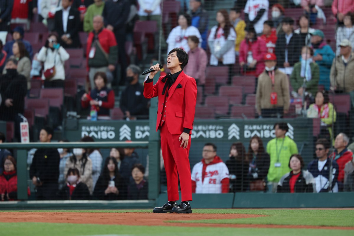 TOKUMA_ENKA's tweet photo. 【#岡本幸太】
🔥今年のプロ野球も毎試合熱戦で盛り上がってます🔥

   ⚾️広島東洋カープ vs 読売ジャイアンツ戦⚾️
＼＼🏟️MAZDA Zoom-Zoomスタジアム広島／／

4/7(火)に子供の頃から応援していた地元球団の試合前セレモニーで国歌斉唱の大役🎤

✨歌手デビューして夢を１つ叶えました✨
その際の写真を追加で公開しますネ📸

#広島東洋カープ　#マツダスタジアム
#国歌斉唱