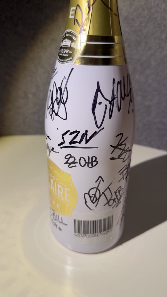 djsmallzeyes's tweet image. Who’s #autograph do you see? Tag them🍾✍️👀