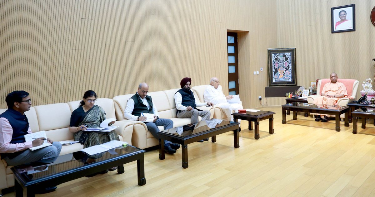 VoiceOfSaurabh5's tweet photo. Chief Minister @myogiadityanath chaired an important meeting today at his official residence in Lucknow to conduct a detailed review of crop damage along with senior officials. He directed that relief should reach every affected farmer promptly, the assessment of losses must be fair, and compensation should be ensured in a transparent manner. The government is continuously working with full sensitivity and firm resolve to ensure the safety, dignity, and prosperity of farmers.