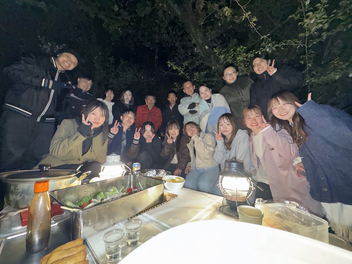 FoodSciLabHiroU's tweet photo. 研究室に配属された3年生とM1の歓迎会兼お花見をしました。これからよろしくお願いいたします。大変な準備ありがとうございました。今年もゲストとして岡崎先生が来てくれました。大学近くの熊平公園です。
#健康科学コース
#食品学研究室
#けんひろ
#大学院
#地域創生学部
#総合学術研究科
#お花見 https://t.co/jd9Ds25wav