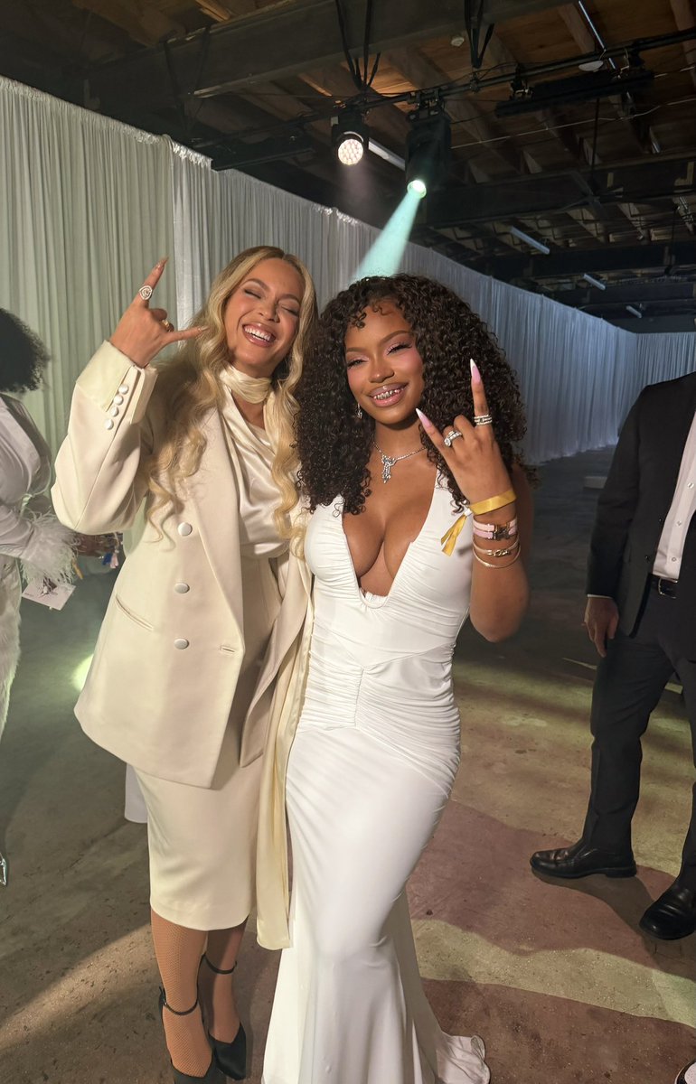 MONALEO 🎀 tweet media