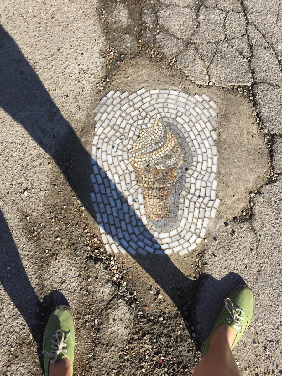 This artist from Chicago is Jim Bachor. He brings potholes to #Life! #streetart #UrbanArt