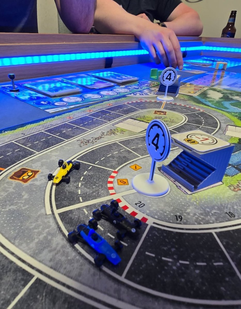 mesasparajuegos's tweet image. Playing Heat on a Zeus #boardgames table.
#racinggames