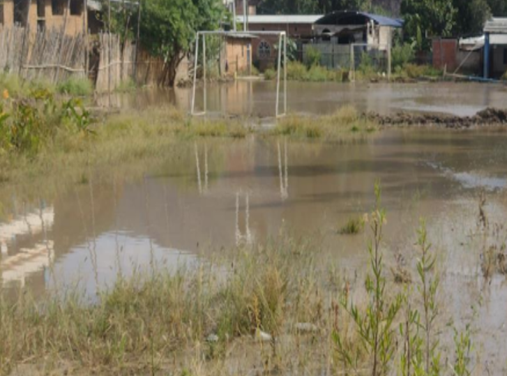COENPeru's tweet image. ⚠️ Cajamarca: lluvias intensas registradas el 6/4 incrementaron el caudal de la quebrada Piquijaca y se originó una #Erosión fluvial en el sector Carrizal, distrito de #SanFelipe, provincia Jaén, que causó daños a vía vecinal. Gobierno local ejecuta la #EDAN y coordina las