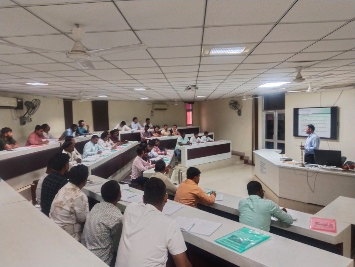 HDarpan9504's tweet image. At HAMETI Jind, Dr. Narender Pal shared insights on #FCO1985, fertilizer handling &amp;amp; POS use during INM training. 🌾

#HAMETI #FertilizerManagement #SoilHealth
