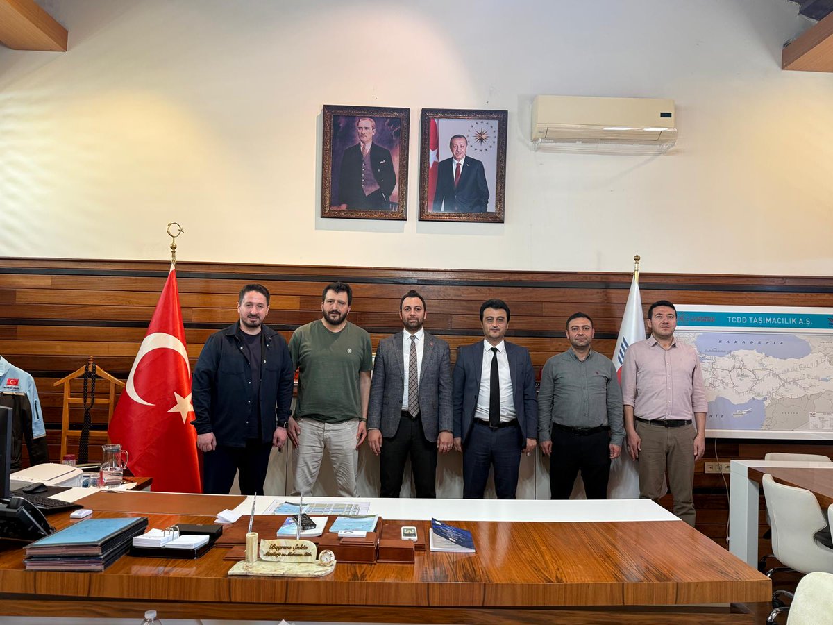 MuhTekSenUlasim's tweet photo. 📢 Mühendis Tek-Sen Ulaşım Sendikası olarak TCDD 3. Bölge Müdürlüğü ve TCDD Taşımacılık A.Ş. İzmir Bölge Müdürlüğünü ziyaret ederek sendikamızın yürüttüğü faaliyetleri üyelerimize aktarma fırsatı bulduk. Üyelerimizin taleplerini dinleyerek çeşitli konularda fikir alışverişinde bulunduk. 
📌 3. Bölge Müdürümüz Sn. Cemal Yaşar TANGÜL ve TCDD Taşımacılık A.Ş. İzmir Bölge Müdürümüz Sn. Bayram ŞAHİN'e misafirperverlikleri için müteşekkiriz.
📌Temsilcimiz Sn. Oğuz Han SOYLU'ya bu samimi aile ortamını oluşturdukları için ayrıca teşekkür ediyoruz.
📝 Mücadelemizin meyvelerini topladığımız güzel günlere en kısa sürede ulaşmak ümidi ile.
@MuhTekSen_Konf 
@MuhTekSenUlasim
@MuhTekSenSagSos 
@MuhTekBayindir 
@MuhTekYerelYntm
@muhteksenkultur 
@MuhTekBuro 
@MuhTekTrmOrmn 
@KaMuhEnerjiSen