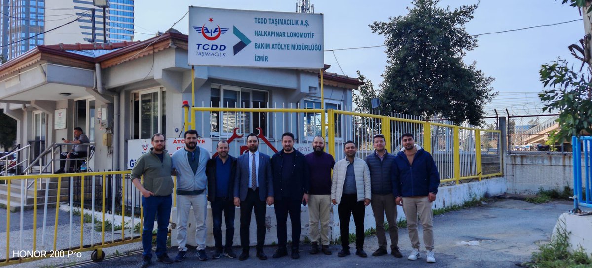 MuhTekSenUlasim's tweet photo. 📢 Mühendis Tek-Sen Ulaşım Sendikası olarak TCDD 3. Bölge Müdürlüğü ve TCDD Taşımacılık A.Ş. İzmir Bölge Müdürlüğünü ziyaret ederek sendikamızın yürüttüğü faaliyetleri üyelerimize aktarma fırsatı bulduk. Üyelerimizin taleplerini dinleyerek çeşitli konularda fikir alışverişinde bulunduk. 
📌 3. Bölge Müdürümüz Sn. Cemal Yaşar TANGÜL ve TCDD Taşımacılık A.Ş. İzmir Bölge Müdürümüz Sn. Bayram ŞAHİN'e misafirperverlikleri için müteşekkiriz.
📌Temsilcimiz Sn. Oğuz Han SOYLU'ya bu samimi aile ortamını oluşturdukları için ayrıca teşekkür ediyoruz.
📝 Mücadelemizin meyvelerini topladığımız güzel günlere en kısa sürede ulaşmak ümidi ile.
@MuhTekSen_Konf 
@MuhTekSenUlasim
@MuhTekSenSagSos 
@MuhTekBayindir 
@MuhTekYerelYntm
@muhteksenkultur 
@MuhTekBuro 
@MuhTekTrmOrmn 
@KaMuhEnerjiSen