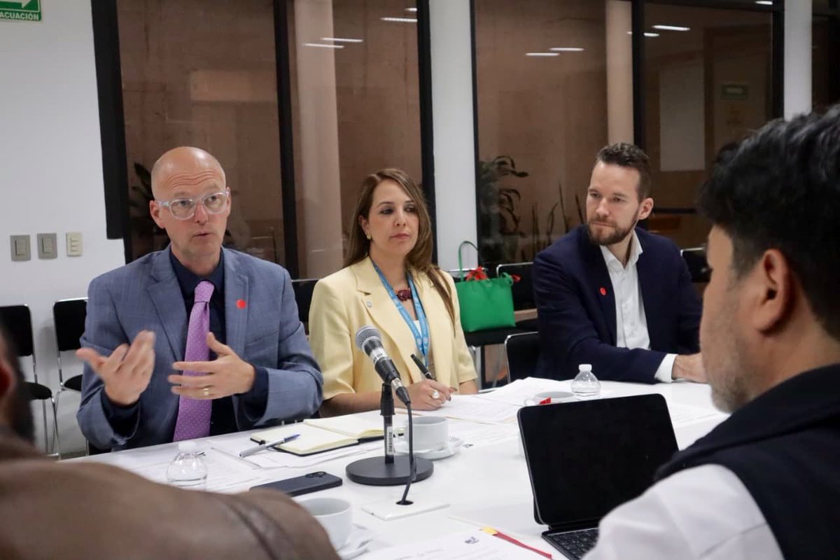 arturomedinap's tweet photo. Hoy en la #SEGOB dialogamos con el representante de @UNFPAMexico, @Anders_Thomsen, así como con el coordinador del Programa de Identificación Humana, Maximilian Murck, y sus equipos y avanzar en una agenda de cooperación.

Participaron los titulares de la #UPMRIP, @CarlosVaz89; de la Unidad para la Defensa de los Derechos Humanos de la @SEGOB_mx, @elfroyenciso; y de la @comar_sg, @xade_mm; la comisionada nacional de @Busqueda_MX, Martha Lidia Pérez Gumecindo; la secretaria técnica del @CONAPO_mx, @GabrielaRodr108; y el subcomisionado del @INAMI_mx, Jonathan Ávalos.