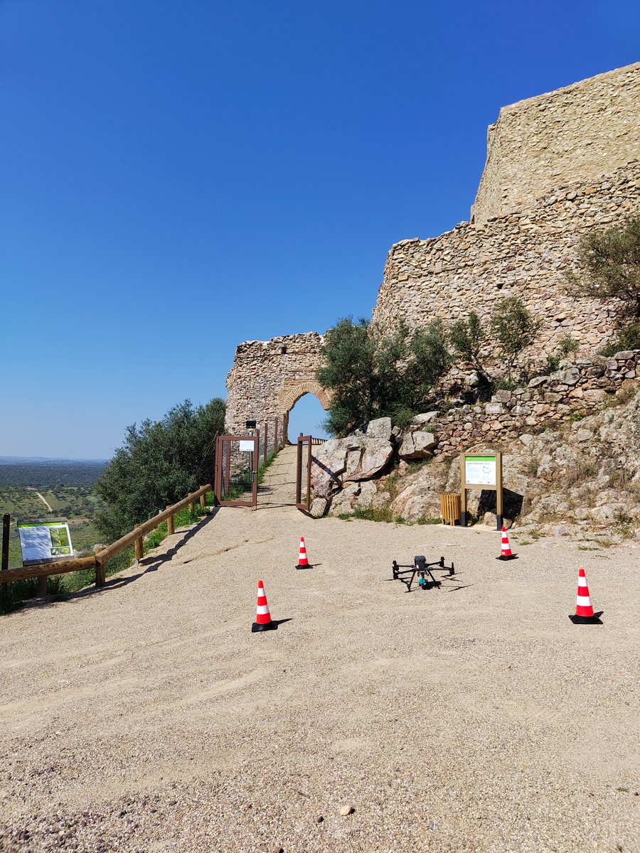 heprestone's tweet photo. Así trabajamos en el Castillo de Portezuelo: realizamos levantamientos LiDAR con dron para capturar millones de puntos y generar modelos 3D de alta precisión.

Estos datos nos permiten analizar su estado, detectar patologías y avanzar en su conservación.

#Digitalización https://t.co/RFao2ZcOy7