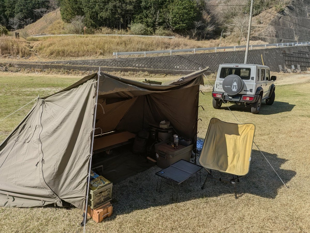 yujiqo_op's tweet photo. 今日は納車記念キャンプをしようといつもの場所へ♪

バップテントも久しぶりなので戸惑いながらの設営

しかし、今日は天気がいい☀

#ここきゃんちとす 
#Mioキャン 
#オフロードランドMio 
#ジムニー https://t.co/KHJIkxHCWo