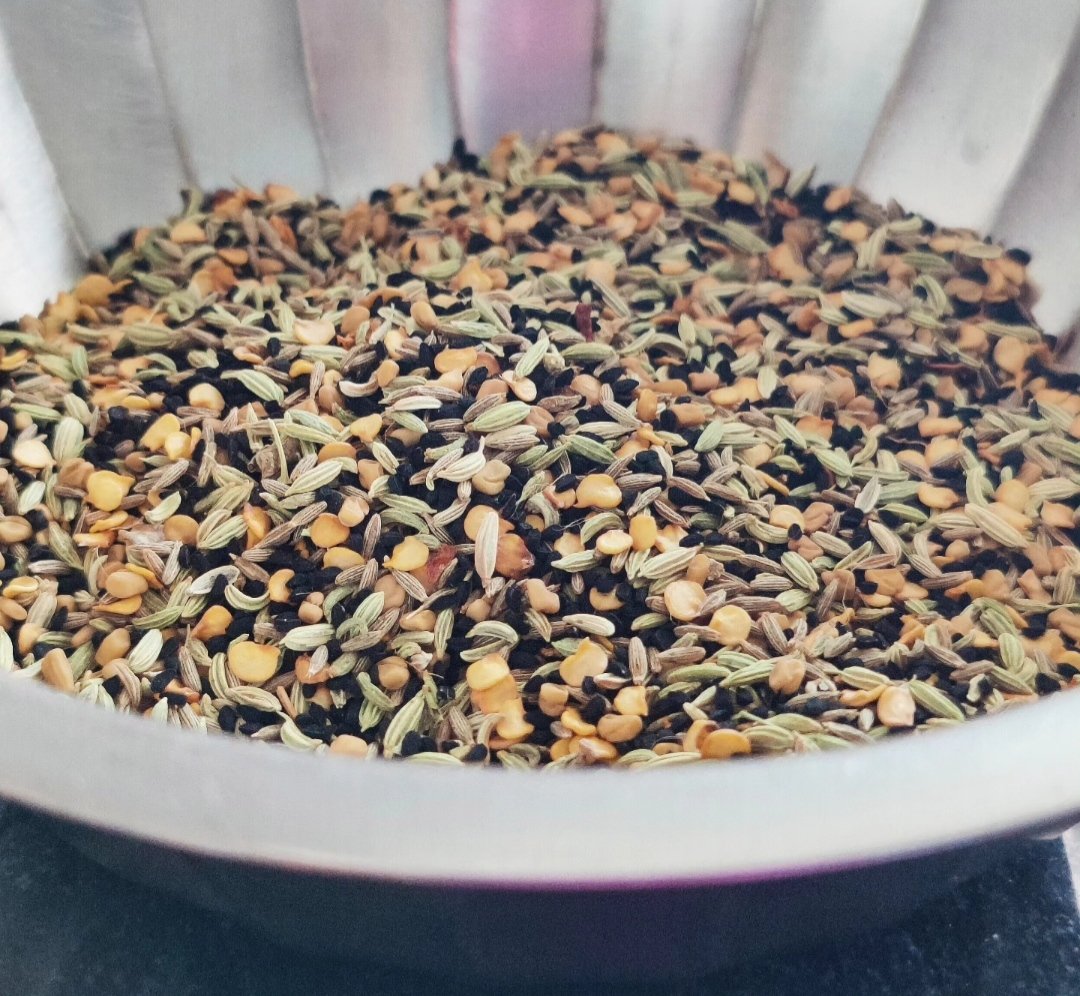 Shelleysub's tweet image. Panch Phoron masala, freshly prepared.....

#FrennybyZarinsSecrets #spicesandcondimentsofindiaandtheworld #homemadewithlove 
Find us on Instagram @zarinssecrets