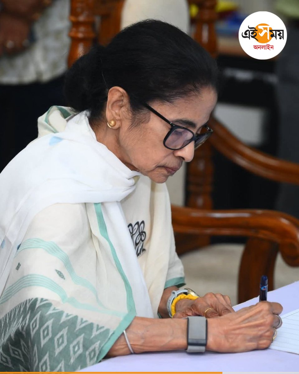 Ei_Samay's tweet image. আসন্ন বিধানসভা নির্বাচনে ভবানীপুর কেন্দ্রে তৃণমূলের প্রার্থী মমতা বন্দ্যোপাধ্যায়। বুধবার মনোনয়ন জমা দিলেন তিনি।

Mamata Banerjee | All India Trinamool Congress 
#eisamayonline #EiSamay #WestBengalNews