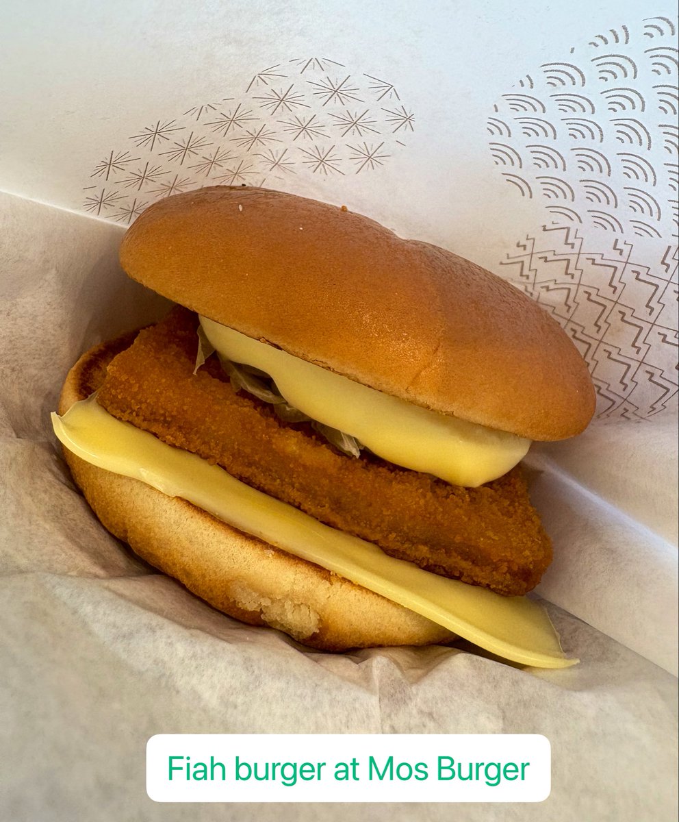 JAL_SAKURA's tweet photo. Fish Burger at Mos Burger
A little bit salty but richer than McDonald’s. Chopped onions make it also richer too. Cheesy. https://t.co/C5hewYDmYL