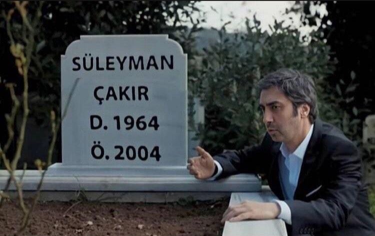 BurakErogglu's tweet photo. TARİHTE BUGÜN!
Vefatının ardından cenaze namazı kılınmış tek karakter, İstanbulun Sefiri Süleyman Çakır'ı Vefatının 22. sene-i devriyesinde saygı ve özlemle anıyoruz.
43'te vuruldu, 45'de öldü.
#süleymançakır #kurtlarvadisi https://t.co/5zyQVawgh6