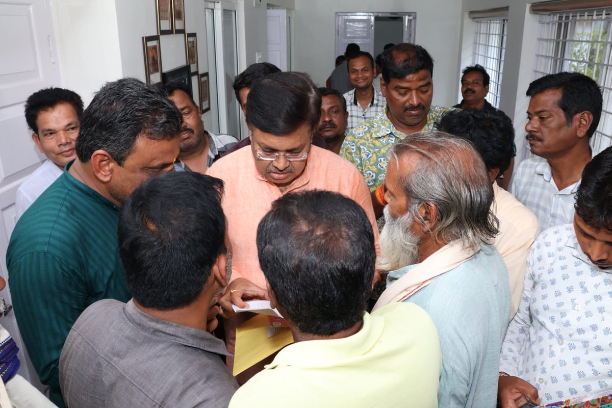 PrithivirajBJP's tweet image. ଆଜି ଭୁବନେଶ୍ଵର ସ୍ଥିତ ସରକାରୀ ବାସଭବନ ଠାରେ ରାଜ୍ୟର ବିଭିନ୍ନ ସ୍ଥାନରୁ ଆସିଥିବା ଜନସାଧାରଣଙ୍କୁ ଭେଟି ସେମାନଙ୍କ ଅଭିଯୋଗ ଓ ସମସ୍ୟା ଗୁଡ଼ିକ ଶୁଣିଲି। ସେମାନଙ୍କ ସମସ୍ୟାର ସ୍ଥାୟୀ ଓ ତ୍ୱରିତ ସମାଧାନ ନିମନ୍ତେ ପ୍ରଶାସନ ମାଧ୍ୟମରେ ଆବଶ୍ୟକ ପଦକ୍ଷେପ ଗ୍ରହଣ କରିବାକୁ ନିର୍ଦ୍ଦେଶ ଦେଇଛି।

#People #grievances #Odisha