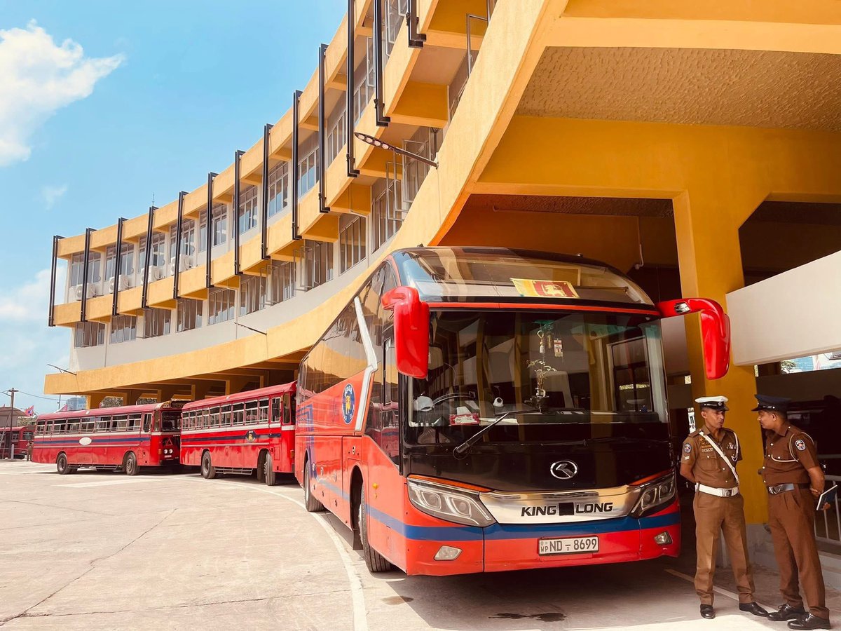 KaviSenu's tweet image. "හුදෙක්ම මේ තීන්ත ටිකක් ගාලා කරපු පරිවර්තනයක් නෙවෙයි..."

මේ තියෙන්නේ අලුත්වුනු 'පිටකොටුව බස් ස්ටෑන්ඩ් එක' ♥️