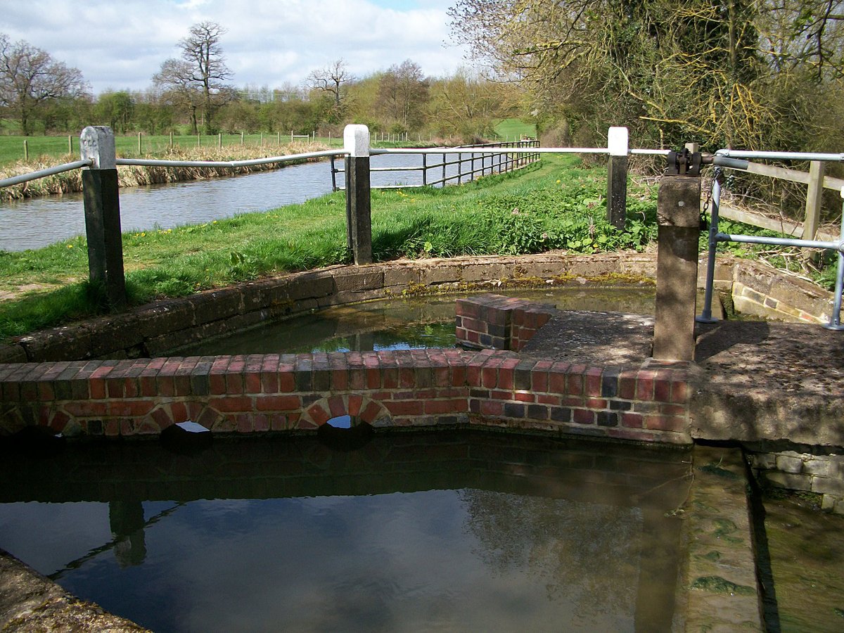 retired_tom's tweet image. My photos from #April 2013

@CanalRiverTrust #OxfordCanal #Banbury #Twyford #Bridge #LiftBridge #Narrowboat #Reflections 

#Canals &amp;amp; #Waterways can provide #Peace &amp;amp; #calm for your own #Wellbeing #Lifesbetterbywater #KeepCanalsAlive