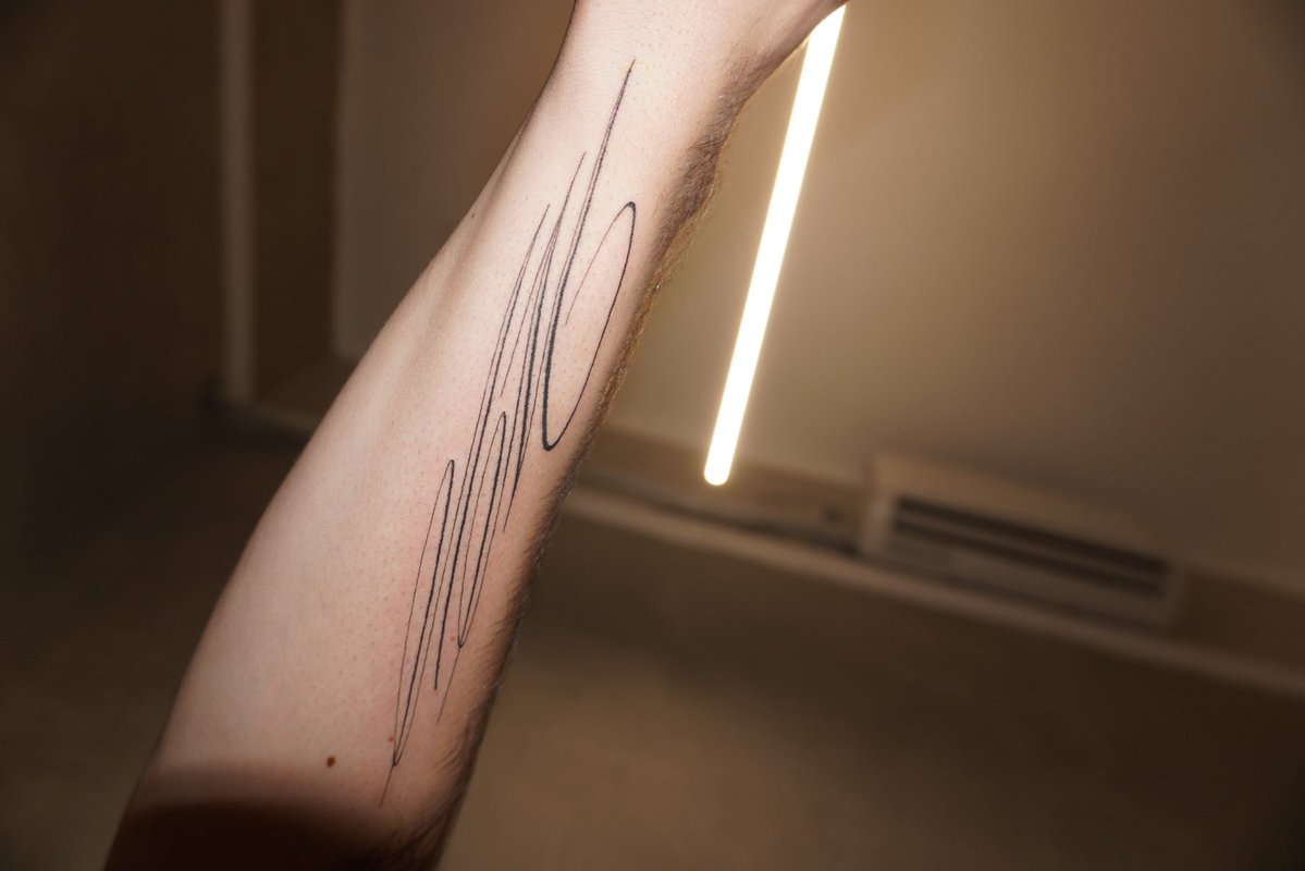 le tatué nuestras iniciales a mi novio <3