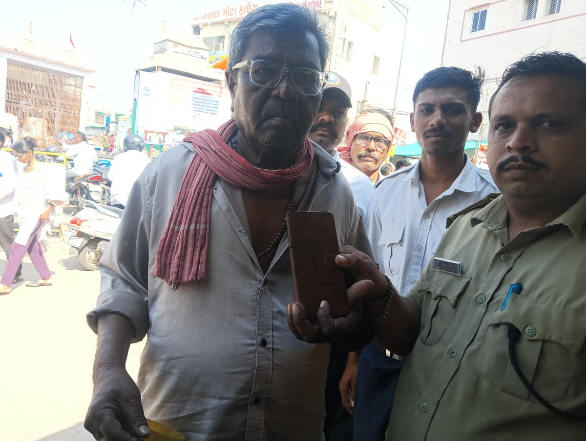 homeguard07's tweet photo. તા.૦૩/૦૪/૨૦૨૬નારોજઅત્રેનાતાંબાવિસ્તારનાડાકોરહોમગાર્ડઝ યુનિટના હો.ગા સભ્ય શ્રી વિપુલ ભાઈ ધ્વારાનૈતિક જવાબદારીતથાસરાહનીયકામગીરીકરવામાંઆવી,ડાકોરખાતેઆવેલપ્રસિદ્ધશ્રીરણછોડરાયજીમંદિરખાતેતેઓનેએકદર્શનાર્થીનોમોબાઇલમળીઆવેલહતો,મોબાઇલનામાલિકનીસાચીખરાઈકર્યાબાદમાલિકનેમોબાઇલસુપ્રતકરવામાંઆવેલહતો https://t.co/nQO4UCzIPy
