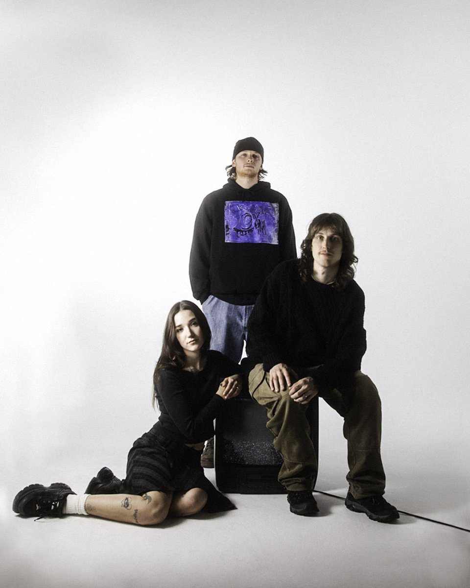 smush『standards』
Norah JonesやOwl City、Field Medicのカバーなどを通じて、原曲の輪郭を保ちながらも、ノイズと残響の中で“記憶の音”へと変換。ローカルな文脈から広がるシューゲイズの現在地を示す1作。

betweenthedoors.com/smush-standard…