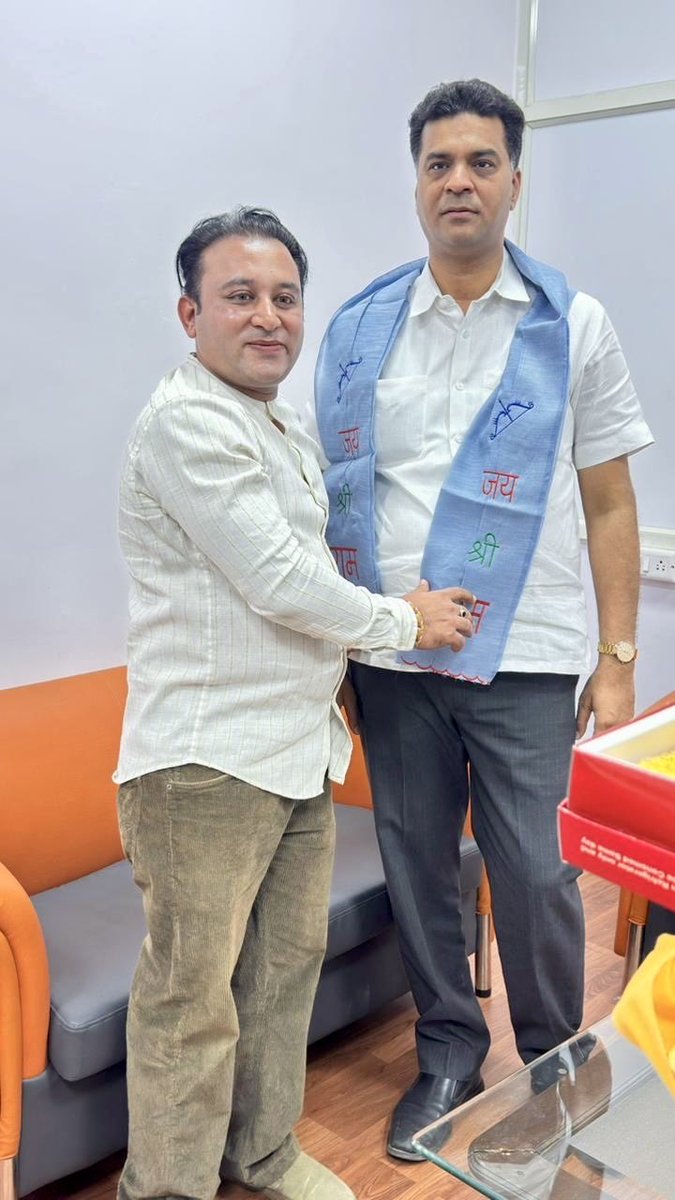 Shrikantkaushk's tweet photo. भारतीय जनता युवा मोर्चा के प्रदेश प्रशिक्षण सह प्रभारी की नवीन दायित्व मिलने के उपरांत प्रदेश के महामंत्री,युवा मोर्चा के प्रभारी आदरणीय भैया श्री @RahulKothariBJP  जी से मिलकर मार्गदर्शन प्राप्त किया। आपका स्नेह, आशीर्वाद और मार्गदर्शन सदैव मुझे नई ऊर्जा के साथ संगठन और समाज की सेवा के लिए प्रेरित करता है।