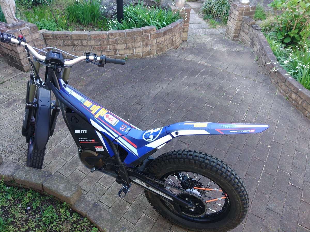 KTM819O4's tweet photo. #EM #FACTORe #フルロックターンへの道 
フルロックを維持できれば、曲がれないはずはない！ https://t.co/mVS07g7ZMa
