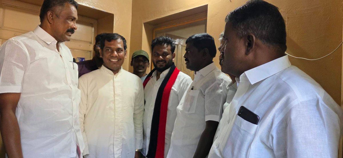 இன்று கருவந்தாவில் கழக வேட்பாளர் டாக்டர் கலை கதிரவன் அவர்கள் உதயசூரியன் சின்னத்திற்கு வாக்கு கேட்டு வீடு வீடாக சென்று வாக்கு சேகரித்தார்..