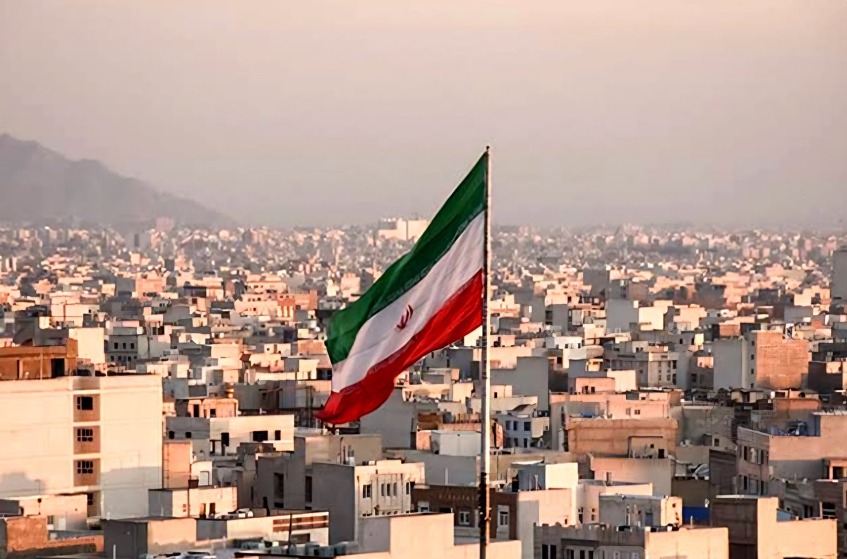 moustapha_goza's tweet image. ⚠️⚠️⚠️Une civilisation entière devait disparaître d'ici 20h selon les propos de Donald Trump. Il est 7h le jour suivant et le drapeau flotte toujours. Qui est le vainqueur et qui est le perdant dans cette situation ? 🤔 #civilisation #propos #Trump #Iran #Détroit d'ormuz