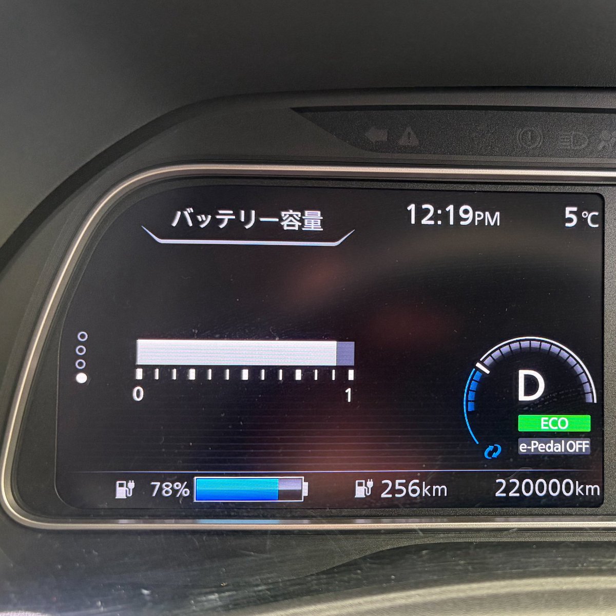ken1_ken1's tweet photo. 2026/04/04 自宅到着時に #日産リーフ e+の #走行距離 が「2」並びに♪
バッテリーセグメントは「11」！
後続可能距離は少し減った感じはありますが、e+なので余裕かな？！？
#Nissan #リーフ #ZE1 #キリ番
参考までに
20万キロは 2025/08/30
21万キロは 2025/12/07
22万キロは 2026/03/21 https://t.co/tHeae3UGdp