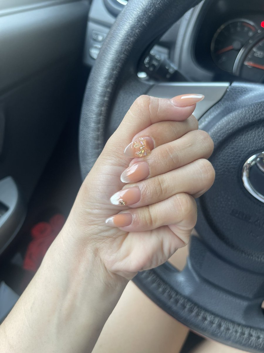 ilovesauvi's tweet photo. Wedding nails! https://t.co/q98SxqPbUk