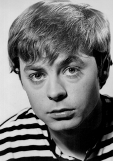 WiciCymru's tweet photo. Ganwyd Hywel Bennett #aydh (8 Ebrill 1944) yn Garnant.

Roedd Bennett yn enwog am ei ran yn chwarae James Shelley yn y comediau sefyllfa:

* The Virgin Soldiers (1969)
* Shelley (1979–84) 
* The Return of Shelley (1988–92)
* Loot (1970) a 
* Percy (1971)
https://t.co/w94bnvl42l https://t.co/4B83OvKnlv