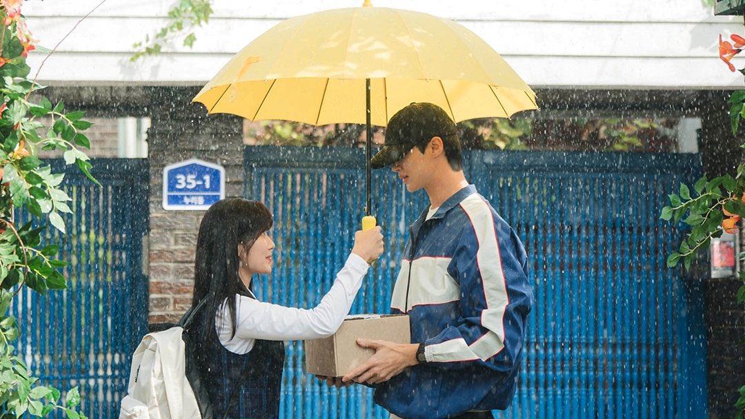 dramacoKR's tweet image. Rasanya pengen menghapus memori nonton Lovely Runner biar bisa rewatch lagi dan deg2an plus teriak kenceng waktu tau kalo ternyata Sunjae duluan yang suka ama Sol 😭😭😭😭

Anyway, happy 2nd anniv, Lovely Runner! 🥰🥳