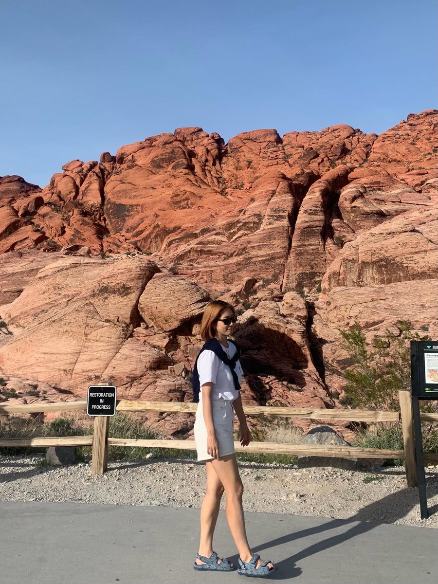 SHye_marygggp's tweet photo. #ParkShinHye is back on IG after a whole month🥹
The first photo is from Red Rock in Las Vegas, Nevada, and the second shows her at Mount Acha and playing indoor golf. Her hair color looks different, it has a slight reddish tint now &amp; it's getting longer🩷
She’s officially back🥳 https://t.co/aaZFPXIzwI