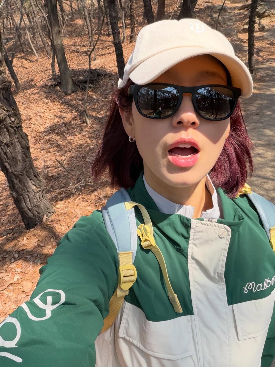 SHye_marygggp's tweet photo. #ParkShinHye is back on IG after a whole month🥹
The first photo is from Red Rock in Las Vegas, Nevada, and the second shows her at Mount Acha and playing indoor golf. Her hair color looks different, it has a slight reddish tint now &amp; it's getting longer🩷
She’s officially back🥳 https://t.co/aaZFPXIzwI