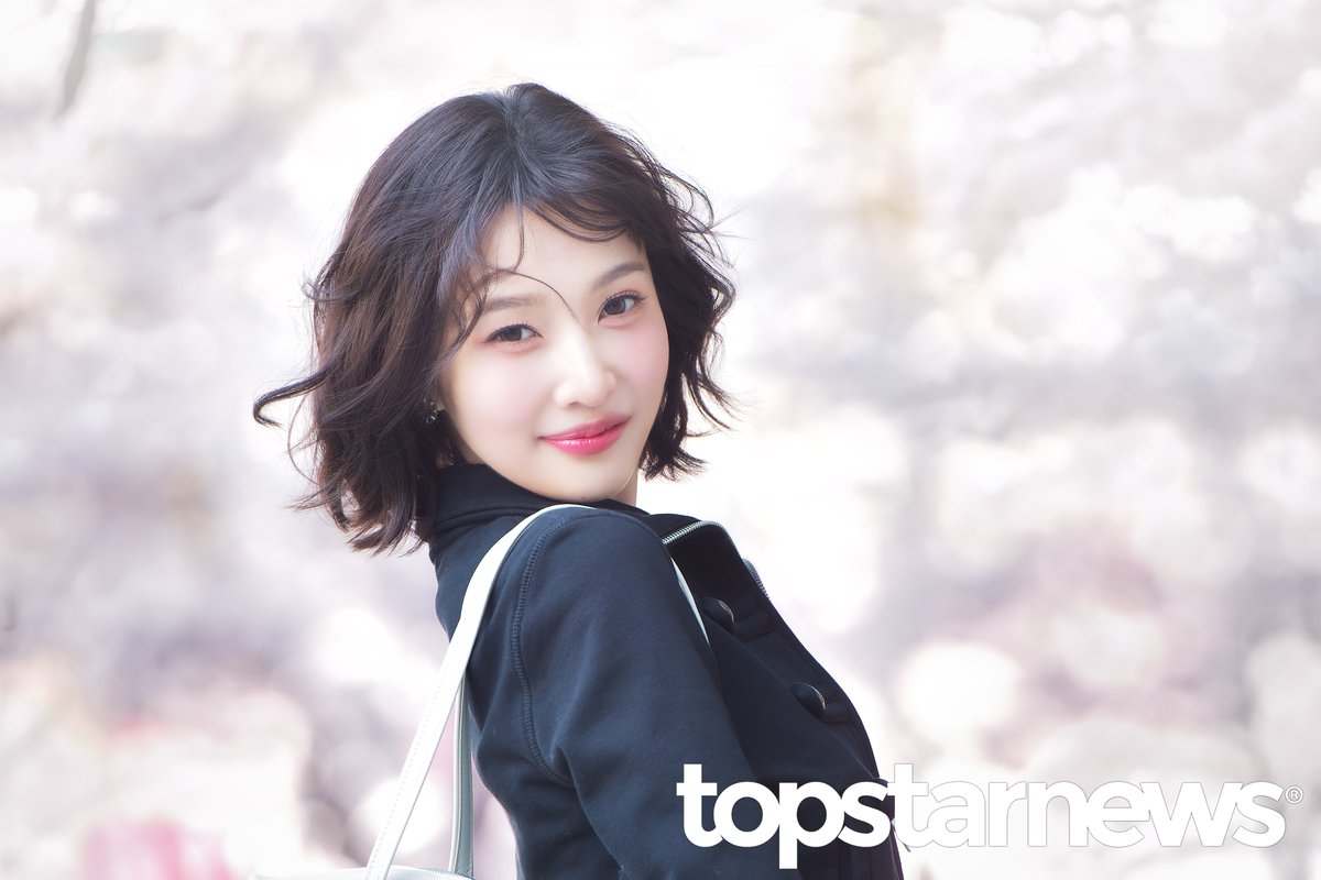 TSN_PHOTO's tweet image. [HD포토] 레드벨벳 조이, ‘청순한 벚꽃 비주얼’ (동물농장 출근길) #조이 #JOY #레드벨벳 #RedVelvet #동물농장 #출근 #퇴근 #프리뷰 topstarnews.net/news/articleVi… &amp;lt;- Original Photo