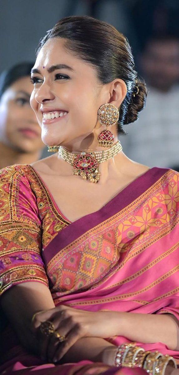 IAmKhabri69's tweet photo. Glowing with charm and grace 🤩 🩷
#MrunalThakur 🩷 https://t.co/pECCTy38tk