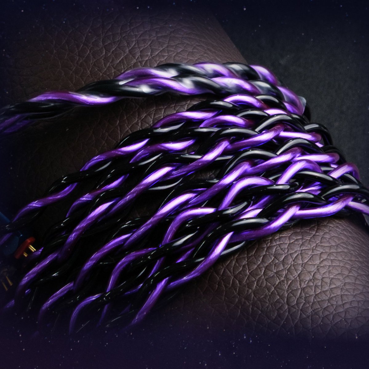 itohya_info's tweet image. 圧倒的な存在感を放つSoundsGood Nyx
【紫×黒】が惹きつけ合うのには理由があります。

黒は光を吸収し、隣り合う色の鮮やかさを最大限に引き出す色。そこに高貴で神秘的な「紫」を重ねることで、視覚的なコントラストが生まれ、一瞬で目を奪う圧倒的な存在感が宿ります。