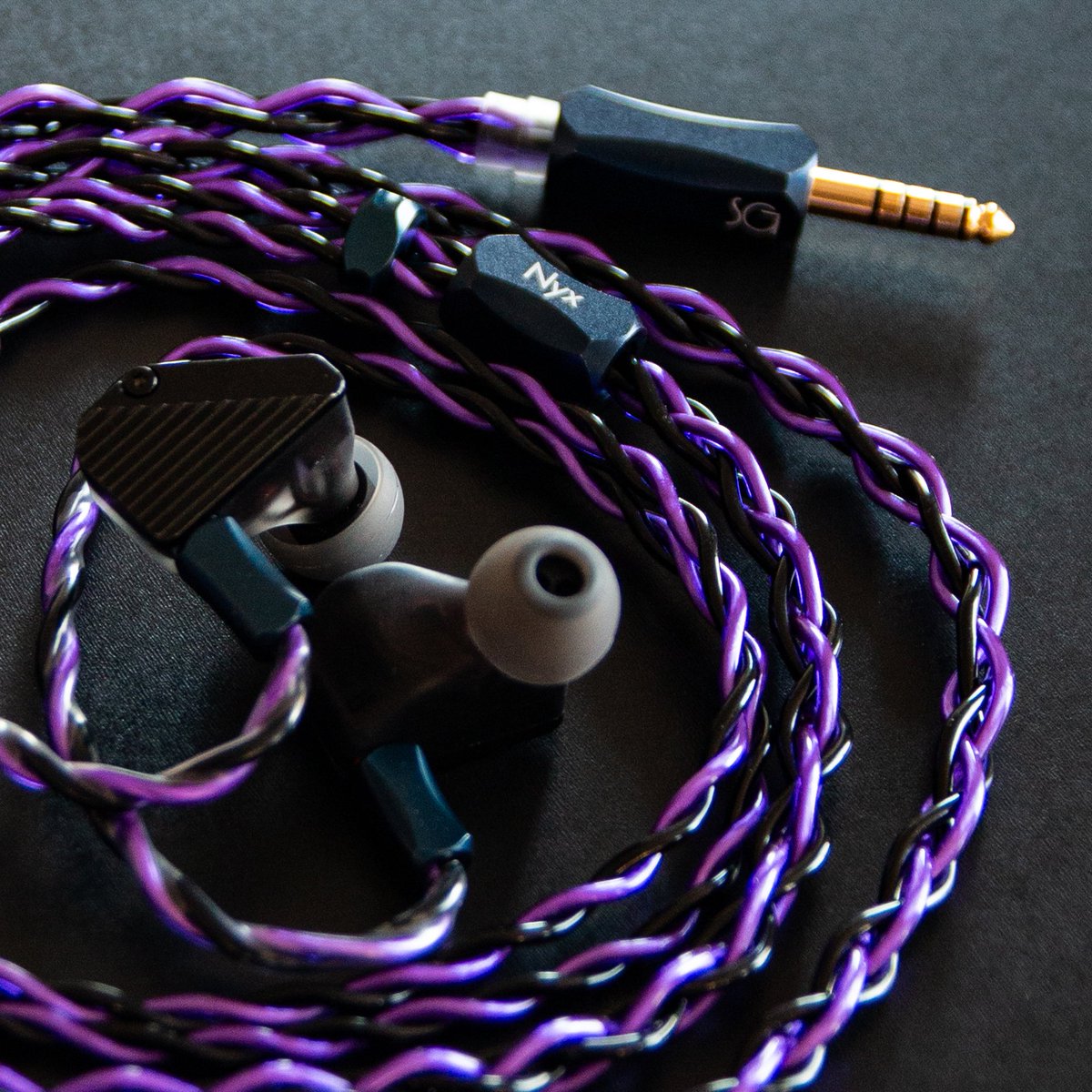 itohya_info's tweet image. 圧倒的な存在感を放つSoundsGood Nyx
【紫×黒】が惹きつけ合うのには理由があります。

黒は光を吸収し、隣り合う色の鮮やかさを最大限に引き出す色。そこに高貴で神秘的な「紫」を重ねることで、視覚的なコントラストが生まれ、一瞬で目を奪う圧倒的な存在感が宿ります。