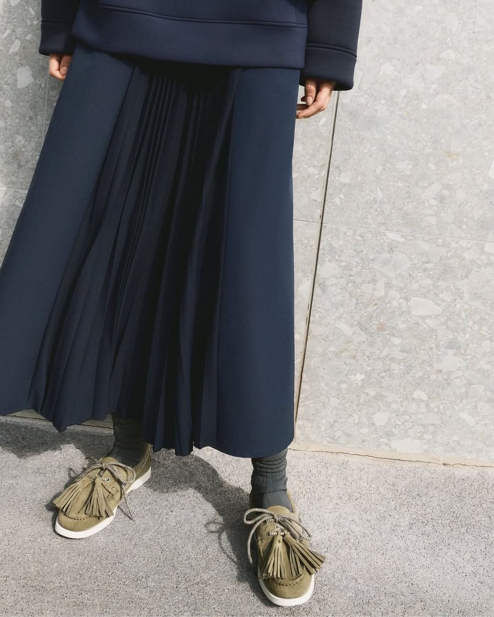 dilasimagroup's tweet image. Toprak tonlarının sakin zarafetiyle şekillenen hafta sonları…
Yumuşak haki süet dokusuyla yeniden hayat bulan ikonik boat ayakkabılar, Weekend Max Mara ve Sebago iş birliğinin kapsül koleksiyonunda zamansız bir keşfe dönüşüyor.
#WeekendMaxMara #Sebago #DilasimaGroup