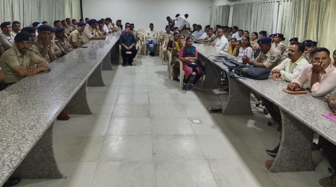 SP__ANAND's tweet photo. આગામી સ્થાનીક સ્વરાજ્યની ચૂંટણી અન્વયે ચૂંટણીલક્ષી તાલીમનું આયોજન કરી આણંદ જિલ્લા પોલીસના અધિકારીઓ તથા કર્મચારીઓને  તાલીમ આપવામાં આવી
#anandpolice #gujaratpolice #electionguidelines
@CMOGuj 
@sanghaviharsh 
@GujaratPolice https://t.co/vbCgmWhZLM