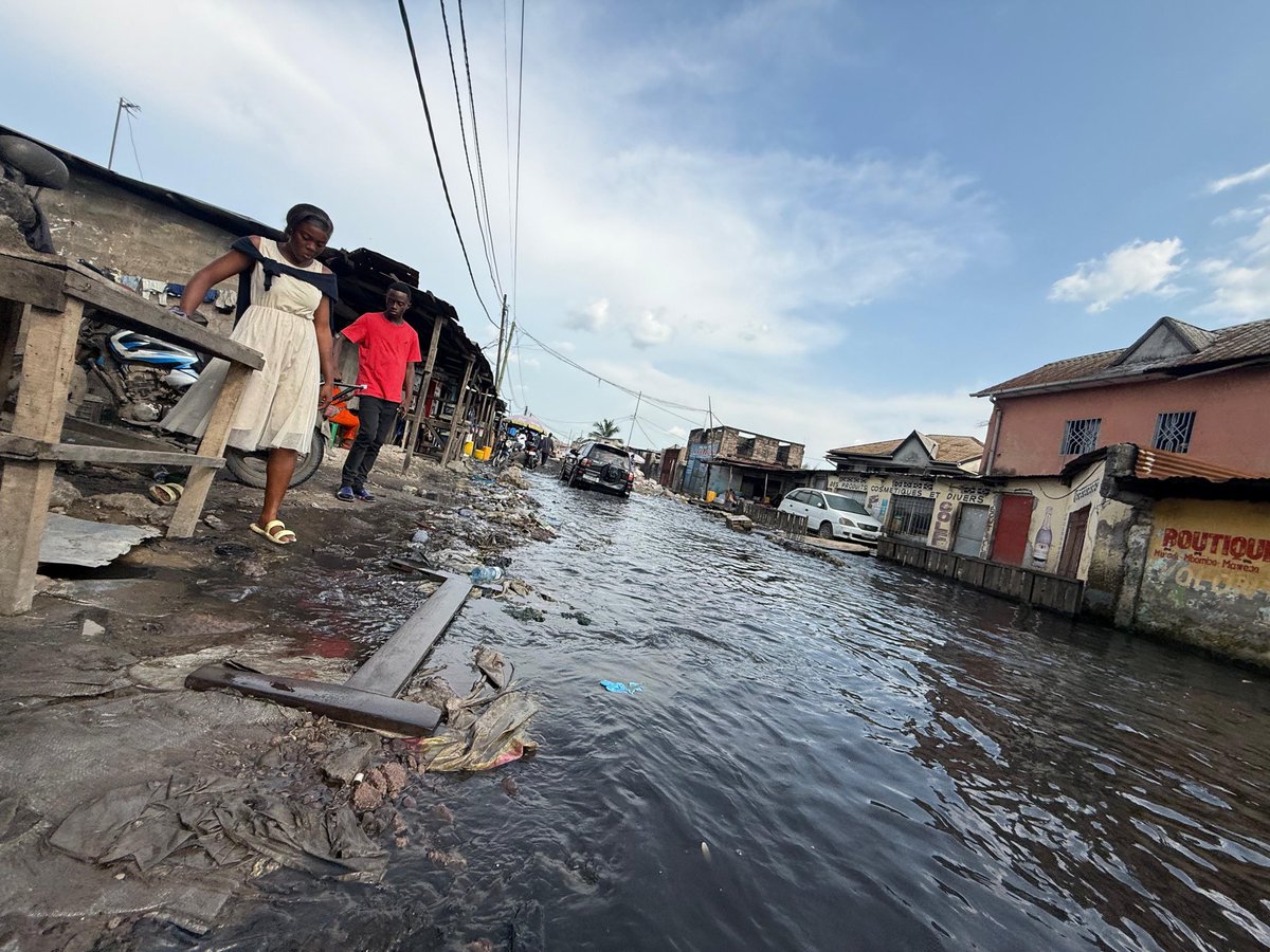 Humanitarian_AA's tweet photo. 🌧️ Les crises humanitaires ne préviennent pas.
Mais leurs impacts, eux, peuvent être anticipés.

À Kinshasa, comme dans plusieurs zones en RDC, les inondations ne sont plus des événements exceptionnels.
Elles reviennent. Chaque année.

📍 Sur le terrain, les signes sont déjà visibles :
routes inondées, habitations exposées, conditions d’hygiène dégradées.

Avec l’approche de la saison des pluies, le risque est clair :
👉 aggravation des inondations
👉 augmentation des maladies hydriques, notamment le choléra
👉 pression accrue sur des communautés déjà vulnérables

Trop souvent, nous intervenons après la crise.
Pas avant.

Aujourd’hui, il est urgent de changer de paradigme.

En RDC, investir dans :
✔️ les systèmes d’alerte précoce
✔️ la résilience communautaire
✔️ les acteurs locaux

n’est plus une option — c’est une nécessité.

Chez Humanitarian Action for Africa, nous croyons que anticiper, c’est sauver des vies.

👉 Sommes-nous prêts à agir avant que la prochaine crise ne frappe ?
@StateDept @USEmbKinshasa @AmbSuisseRDC @NLenRDC 
#RDC #Kinshasa #Inondations