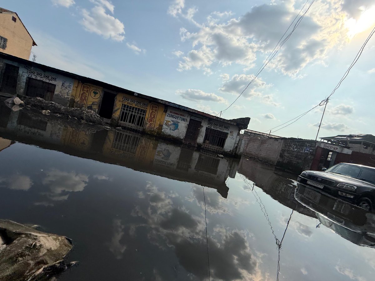 Humanitarian_AA's tweet photo. 🌧️ Les crises humanitaires ne préviennent pas.
Mais leurs impacts, eux, peuvent être anticipés.

À Kinshasa, comme dans plusieurs zones en RDC, les inondations ne sont plus des événements exceptionnels.
Elles reviennent. Chaque année.

📍 Sur le terrain, les signes sont déjà visibles :
routes inondées, habitations exposées, conditions d’hygiène dégradées.

Avec l’approche de la saison des pluies, le risque est clair :
👉 aggravation des inondations
👉 augmentation des maladies hydriques, notamment le choléra
👉 pression accrue sur des communautés déjà vulnérables

Trop souvent, nous intervenons après la crise.
Pas avant.

Aujourd’hui, il est urgent de changer de paradigme.

En RDC, investir dans :
✔️ les systèmes d’alerte précoce
✔️ la résilience communautaire
✔️ les acteurs locaux

n’est plus une option — c’est une nécessité.

Chez Humanitarian Action for Africa, nous croyons que anticiper, c’est sauver des vies.

👉 Sommes-nous prêts à agir avant que la prochaine crise ne frappe ?
@StateDept @USEmbKinshasa @AmbSuisseRDC @NLenRDC 
#RDC #Kinshasa #Inondations