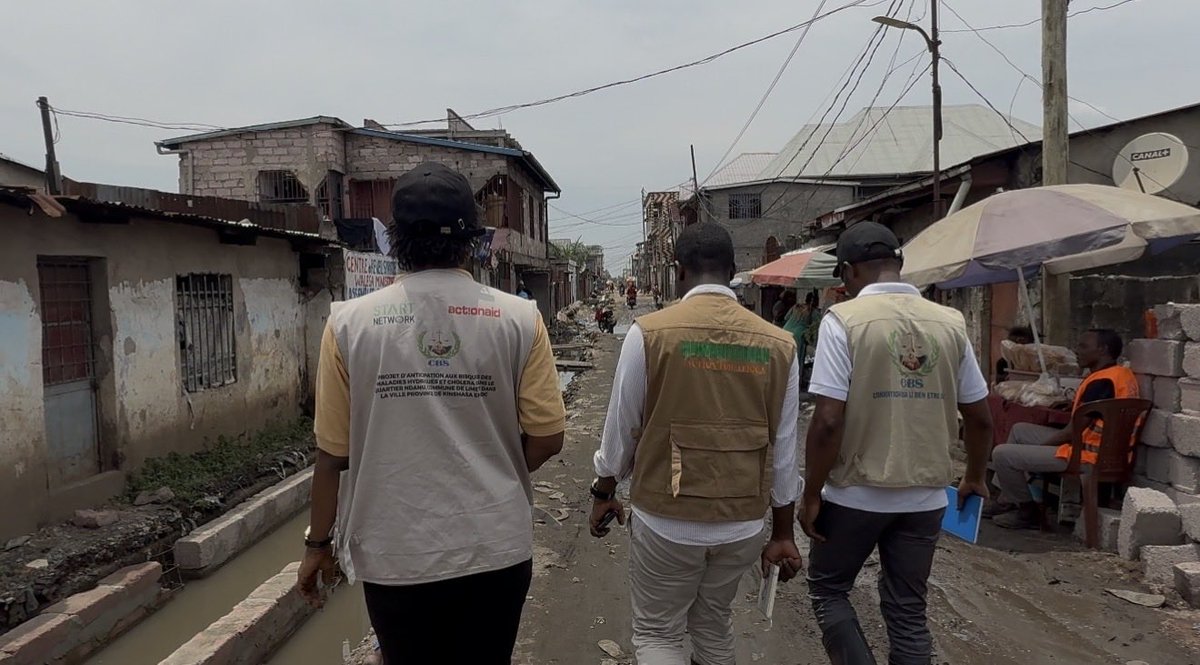 Humanitarian_AA's tweet photo. 🌧️ Les crises humanitaires ne préviennent pas.
Mais leurs impacts, eux, peuvent être anticipés.

À Kinshasa, comme dans plusieurs zones en RDC, les inondations ne sont plus des événements exceptionnels.
Elles reviennent. Chaque année.

📍 Sur le terrain, les signes sont déjà visibles :
routes inondées, habitations exposées, conditions d’hygiène dégradées.

Avec l’approche de la saison des pluies, le risque est clair :
👉 aggravation des inondations
👉 augmentation des maladies hydriques, notamment le choléra
👉 pression accrue sur des communautés déjà vulnérables

Trop souvent, nous intervenons après la crise.
Pas avant.

Aujourd’hui, il est urgent de changer de paradigme.

En RDC, investir dans :
✔️ les systèmes d’alerte précoce
✔️ la résilience communautaire
✔️ les acteurs locaux

n’est plus une option — c’est une nécessité.

Chez Humanitarian Action for Africa, nous croyons que anticiper, c’est sauver des vies.

👉 Sommes-nous prêts à agir avant que la prochaine crise ne frappe ?
@StateDept @USEmbKinshasa @AmbSuisseRDC @NLenRDC 
#RDC #Kinshasa #Inondations