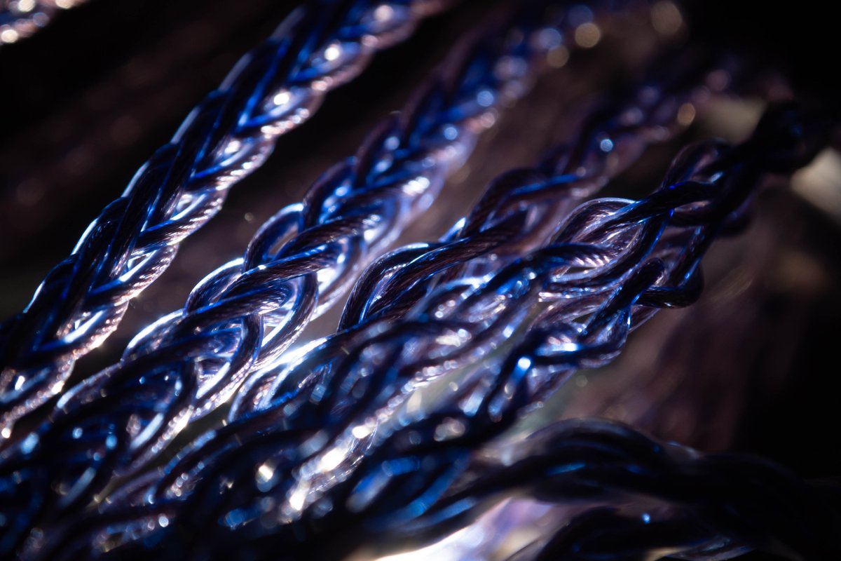 itohya_info's tweet image. 子供の頃と今で「好きな色」って変わりませんか？
昔はパキッとした彩度の強い青が好きだったけど、大人になるにつれパステルカラーの優しさに惹かれたり。
最近はBlueFlameのように、紫の中に青のきらびやかさが混ざり合う、角度で表情が変わる複雑な色合いに心打たれます。