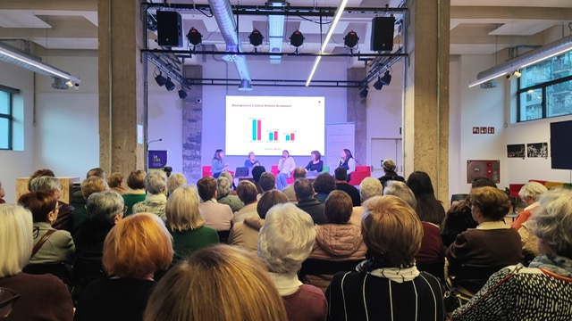 tunstall_es's tweet photo. 🔙 El pasado 11 de marzo participamos en la mesa redonda 'Accesibilidad con perspectiva de género', organizada por @cemfis_sc en @la_ciba – Centro de Recursos para Mujeres y Espacio Feminista en el marco de las Jornadas de las Mujeres de Santa Coloma de Gramenet 2026.

🙋‍♀️ Lo hicimos de la mano de 3 de nuestras profesionales del Servicio Local de #Teleasistencia que prestamos para la Diputación de Barcelona: María Rocío Ruiz, técnica de Accesibilidad; Elisenda Rovira, técnica de Riesgos y Fomento de la Autonomía Personal; y Susana Abelló, moderadora de la mesa y miembro de la junta de Cemfis, así como coordinadora de atención remota en #Tunstall.

➡️ En la mesa también participaron Noemí Castell, formadora y consultora en accesibilidad universal, y Pepa González, defensora de la Ciudadanía de Santa Coloma de Gramenet. El acto contó, además, con la presencia y palabras de bienvenida de la alcaldesa de @scgramenet, @MireiaG_S González, quien destacó la importancia de abordar la #igualdad y la #accesibilidad como ejes centrales de las políticas públicas municipales.

💬 Las ponentes destacaron que la accesibilidad va más allá de las barreras físicas e incluye repensar los #cuidados ❤️ y políticas públicas para garantizar la participación plena de todas las personas, especialmente las #mujeres con #discapacidad. El encuentro, además, reafirmó una idea clave: hablar de accesibilidad es hablar de derechos humanos, e incorporar la perspectiva de género es esencial para avanzar hacia una igualdad real.