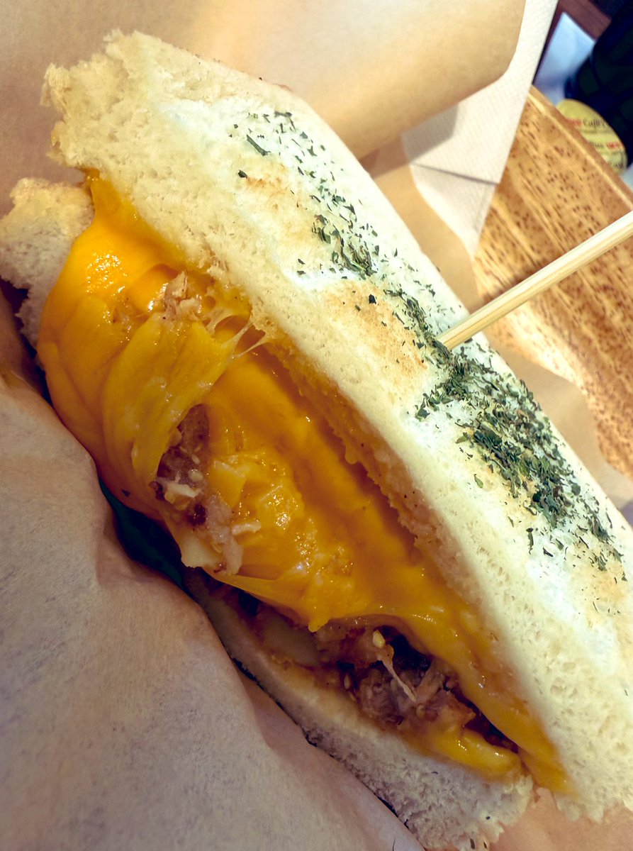 プルドポークに
チェダーチーズ🧀

だいすきの塊だぁ–

お仕事はまだまだあるけど–
がんばれる–💪