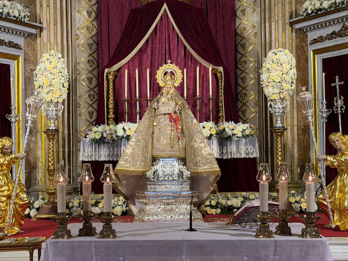 alvarohernandec's tweet photo. Histórica está la patrona de Almería hoy 

Se cumplen 75 años de su coronación y la @HdadVirgenMar la presenta vestida por primera vez en décadas para la veneración de hoy https://t.co/9S0ikoFnEx